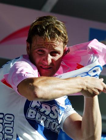 Al Giro d'Italia ha vestito per 7 giorni la maglia rosa e vinto 22 tappe. Qui indossa il rosa dopo la terza tappa del Giro 2003, la Policoro-Terme Luigiane 